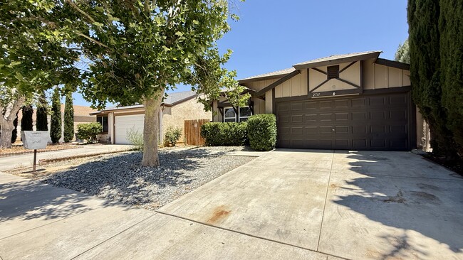 2711 Nandina Dr in Palmdale, CA - Building Photo - Building Photo