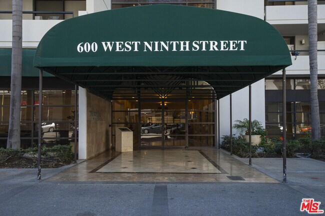 600 W 9th St in Los Angeles, CA - Building Photo - Building Photo