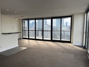 10 E Ontario St in Chicago, IL - Building Photo - Building Photo