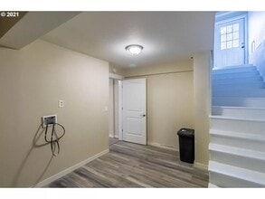 321 NE 162nd Ave, Unit Basement in Portland, OR - Building Photo - Building Photo