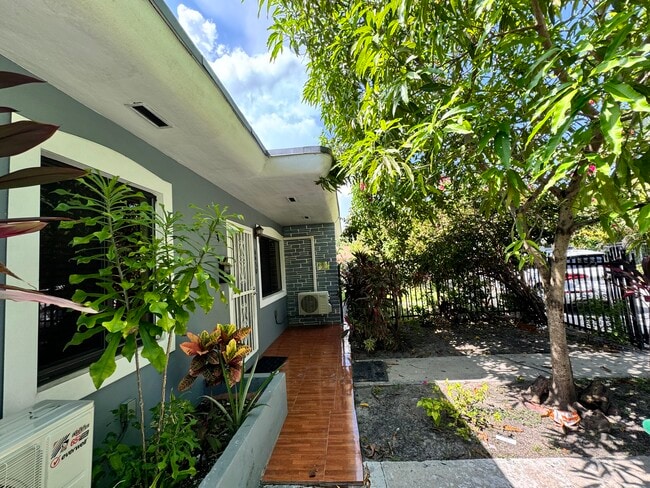 6430 NE 1st Ct in Miami, FL - Foto de edificio - Building Photo