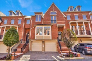 17 Moorings Ln in Edgewater, NJ - Building Photo