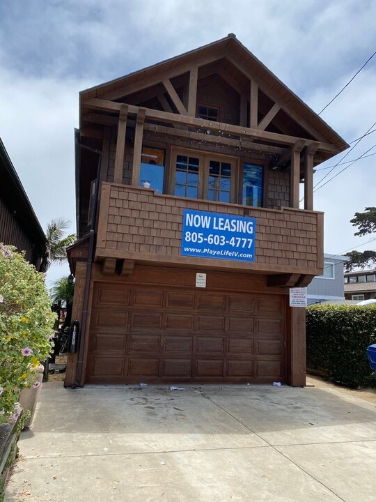 6585 Del Playa Dr in Goleta, CA - Foto de edificio