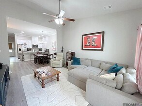 8114 Stonelake Ave in Baton Rouge, LA - Foto de edificio - Building Photo
