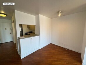 400 E 70th St in New York, NY - Building Photo - Building Photo
