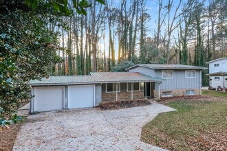 2410 Ridgeway Dr in Atlanta, GA - Building Photo - Building Photo