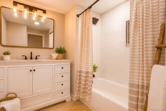 11 Pond Circle Rd in Westbrook, CT - Building Photo - Building Photo