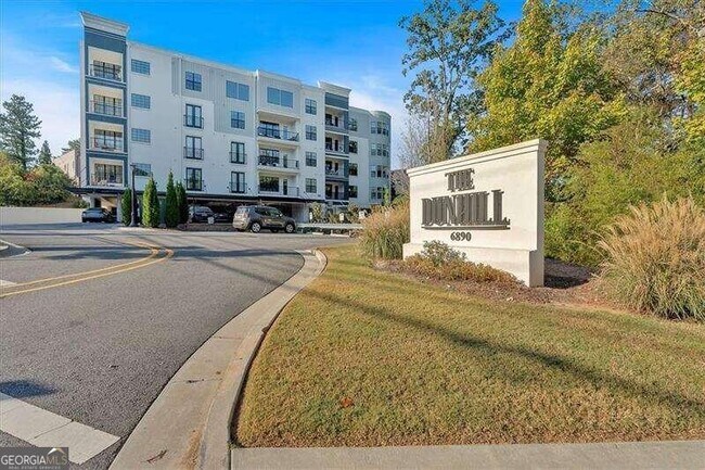 6890 Peachtree Blvd in Atlanta, GA - Foto de edificio - Building Photo