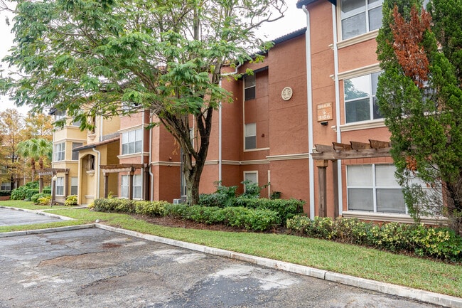 5156 Conroy Rd in Orlando, FL - Foto de edificio - Building Photo