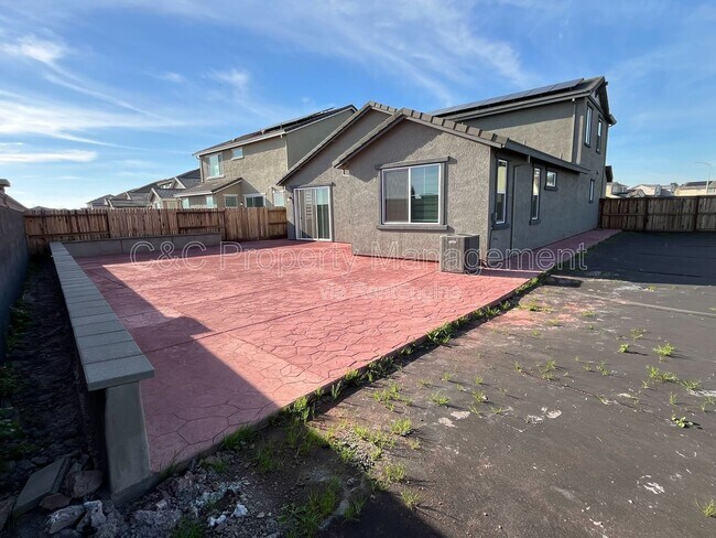3102 Barnowl Wy in Manteca, CA - Foto de edificio - Building Photo