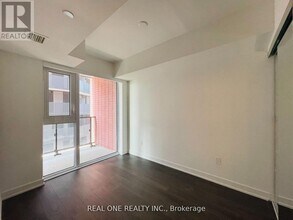 8-428 Tippett Rd in Toronto, ON - Building Photo - Building Photo