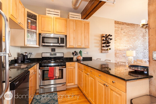 1735 W Diversey Pkwy, Unit 315 in Chicago, IL - Foto de edificio - Building Photo