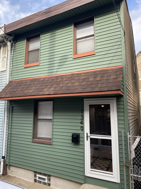 1349 E Hewson St in Philadelphia, PA - Building Photo