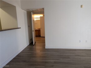 7255 W Sunset Rd in Las Vegas, NV - Building Photo - Building Photo