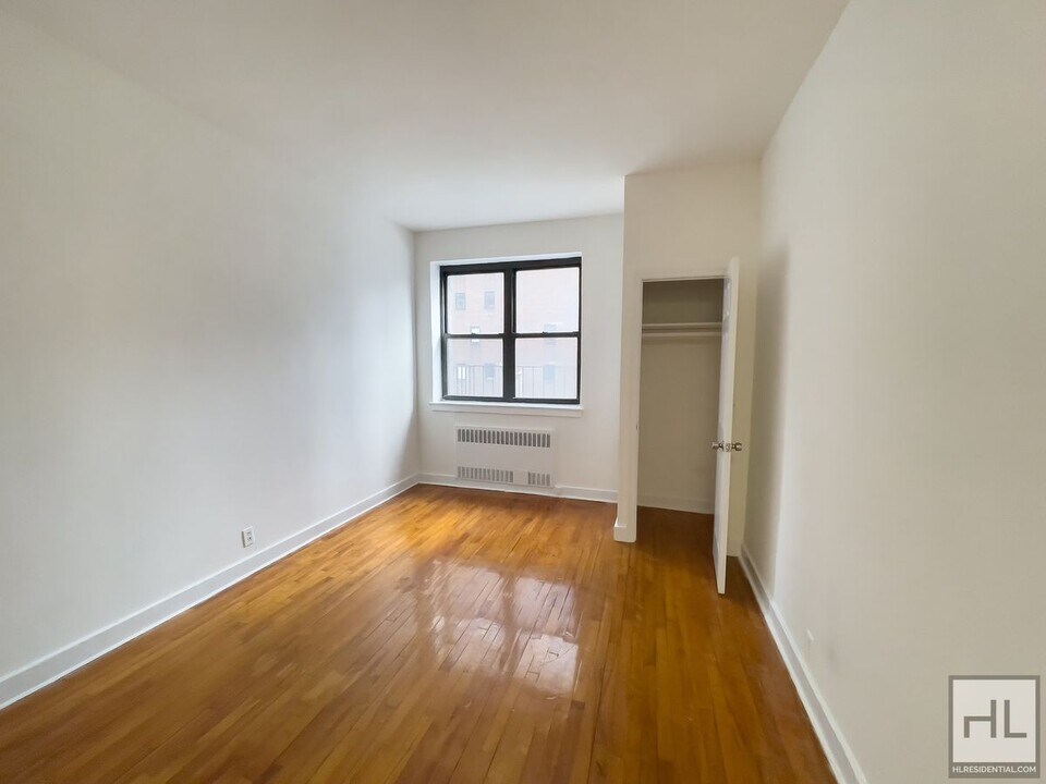 East 61 Street in New York, NY - Building Photo