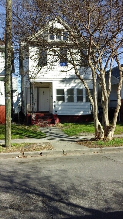120 Hough Ave in Norfolk, VA - Building Photo