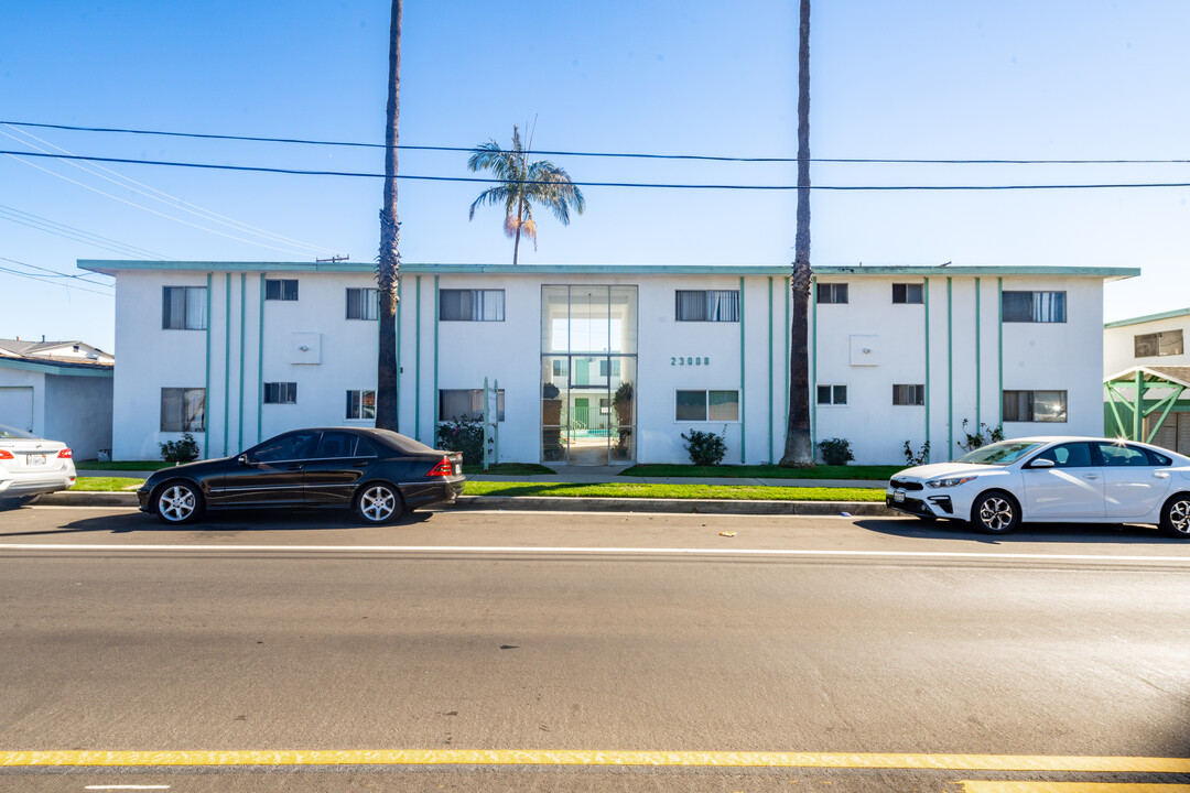 Arlington Apartments in Torrance, CA - Building Photo