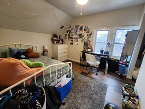 2204 E Locust St, Unit 2204 in Milwaukee, WI - Foto de edificio - Building Photo