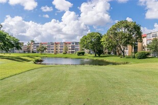 1040 Country Club Dr in Margate, FL - Foto de edificio - Building Photo