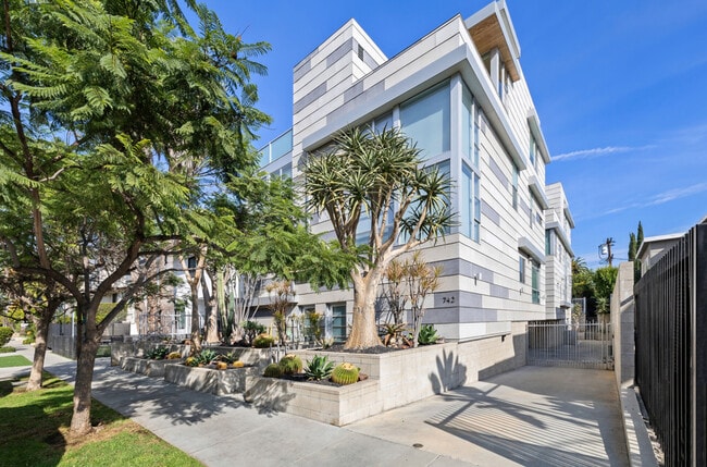 property at 742 N Hudson Ave