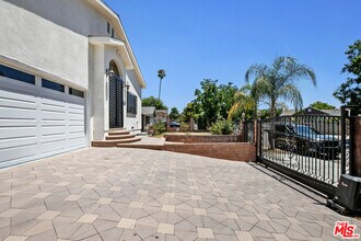 12643 Archwood St in Los Angeles, CA - Building Photo - Building Photo
