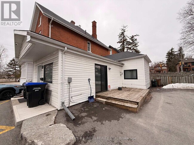 109 Toronto St in Barrie, ON - Building Photo - Building Photo