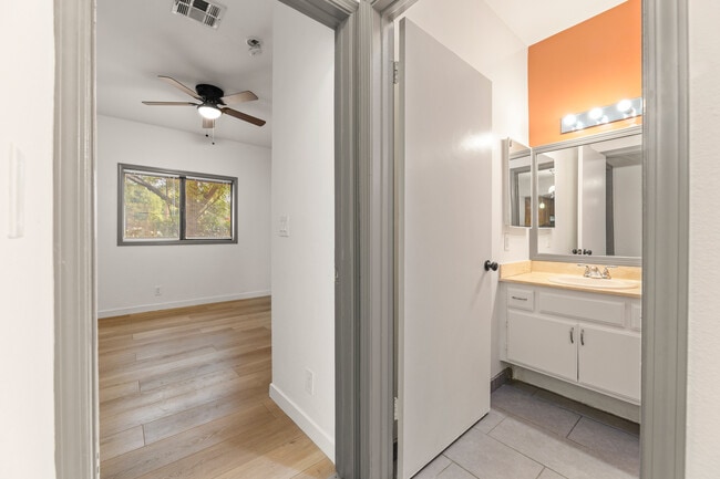 10943 Laurel Canyon Blvd, Unit A5 in San Fernando, CA - Foto de edificio - Building Photo