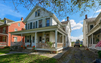 320 Manor Ave in Millersville, PA - Foto de edificio - Building Photo