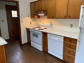 220 N Broadway in Fergus Falls, MN - Foto de edificio - Building Photo