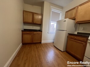 1782 Commonwealth Ave, Unit 3 in Boston, MA - Building Photo - Building Photo