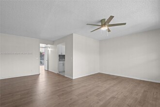 100 SW 132nd Way in Pembroke Pines, FL - Foto de edificio - Building Photo