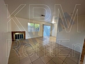 819 Dundee Wy in Stockton, CA - Building Photo - Building Photo