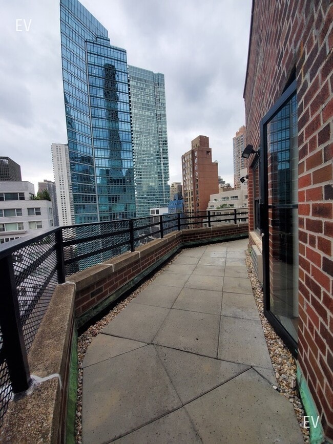 157 W 57th St in New York, NY - Building Photo - Building Photo