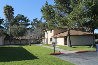 Oak Knolls Haven in Santa Maria, CA - Foto de edificio - Building Photo