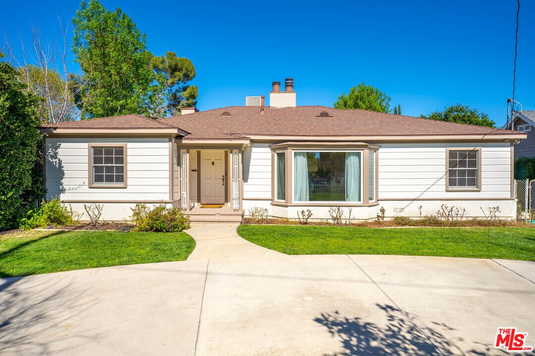 23017 Sylvan St in Los Angeles, CA - Building Photo