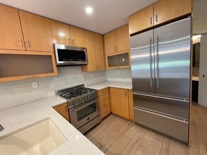 330 E 38th St in New York, NY - Building Photo - Building Photo