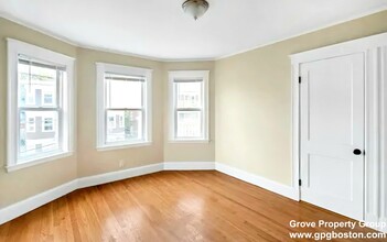 263 W 5th St, Unit 2 in Boston, MA - Foto de edificio - Building Photo