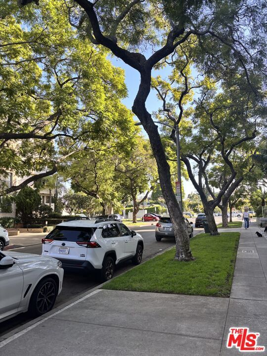 321 N Oakhurst Dr in Beverly Hills, CA - Building Photo - Building Photo