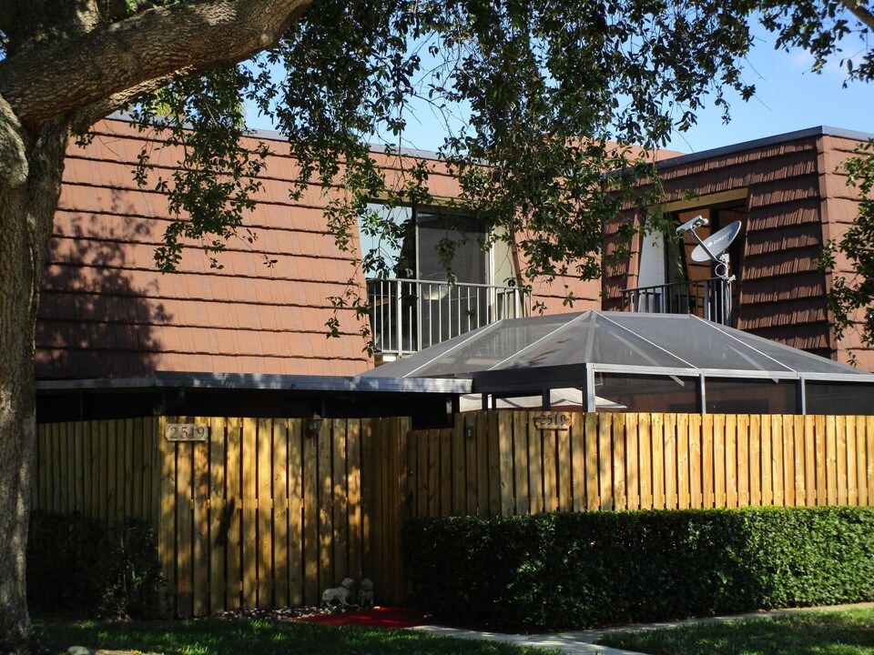 2519 25th Ln in Palm Beach Gardens, FL - Building Photo