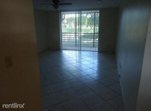 3253 Foxcroft Rd in Miramar, FL - Building Photo - Building Photo