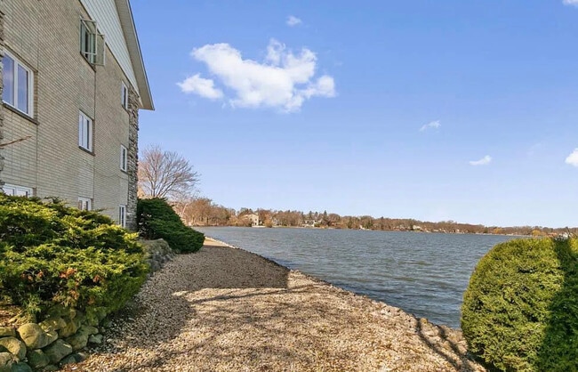 84 W Belvidere Rd in Grayslake, IL - Building Photo - Building Photo