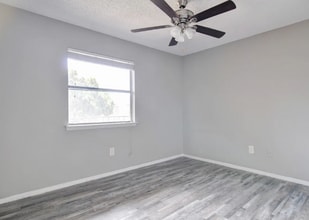Thorn Manor in Desoto, TX - Building Photo - Building Photo