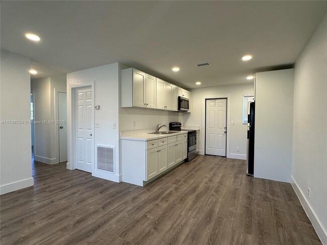 124 NW 2nd Ave in Hallandale Beach, FL - Building Photo - Building Photo