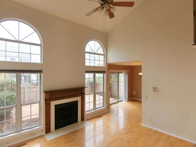 905 Sturnbridge Ct in Schaumburg, IL - Building Photo - Building Photo