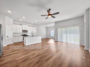 220 Lt. John Decker Dr in San Marcos, TX - Foto de edificio - Building Photo
