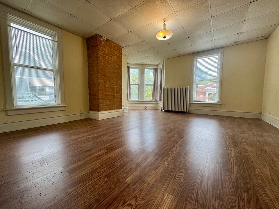 301 E Burlington Ave, Unit 4 in Fairfield, IA - Building Photo