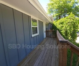 405 S Forest Ave in Sugar Creek, MO - Foto de edificio - Building Photo