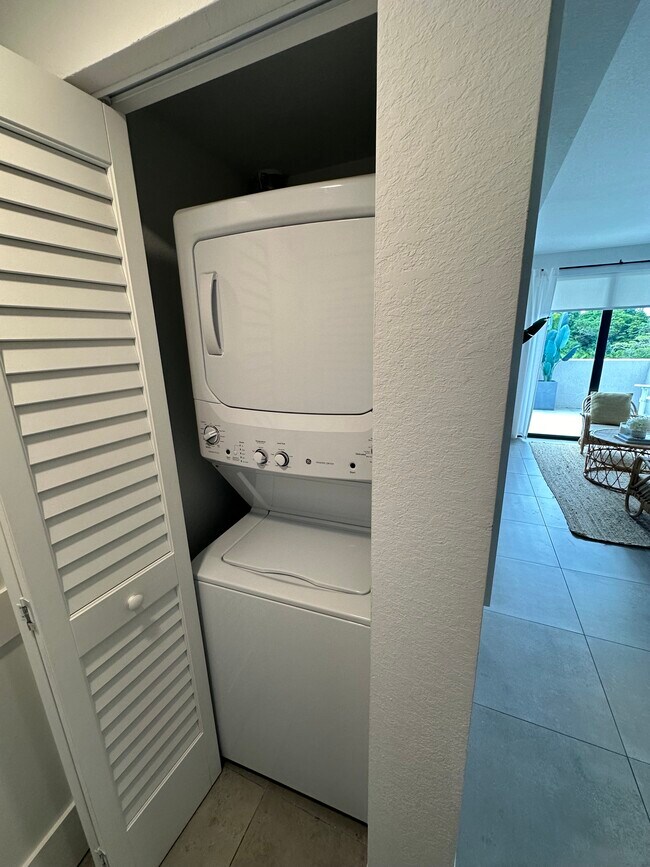 7400 NW 52nd St, Unit B8 in Lauderhill, FL - Foto de edificio - Building Photo