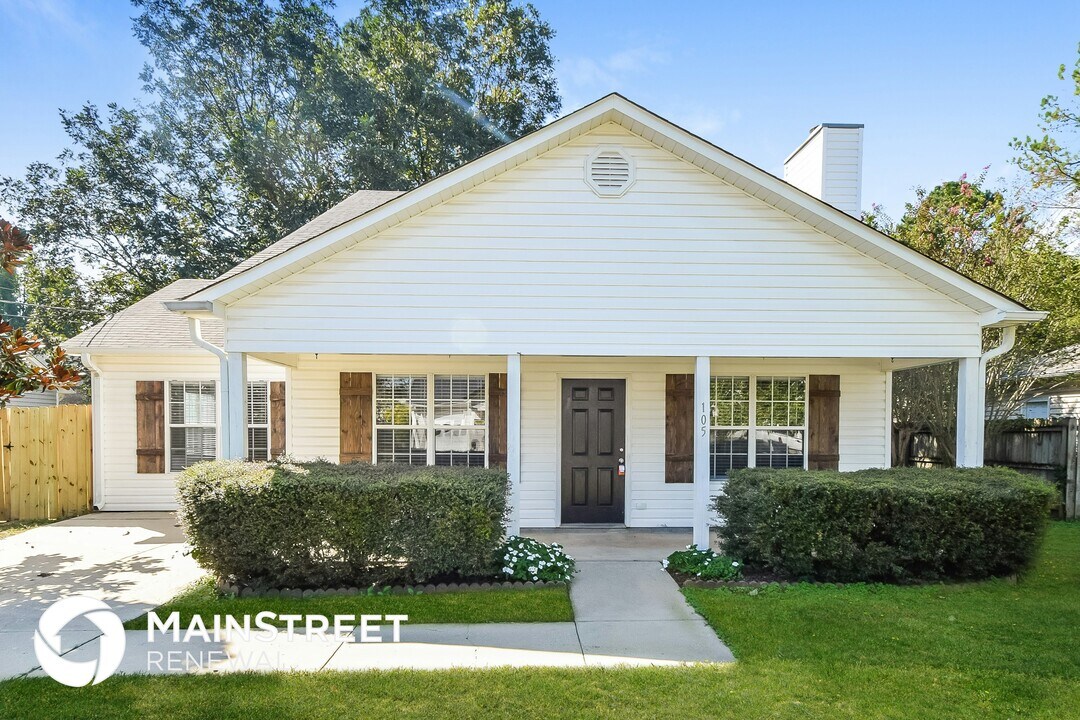 105 King Valley St in Pelham, AL - Foto de edificio
