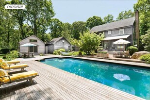 201 Harbor Watch Ct in Sag Harbor, NY - Building Photo